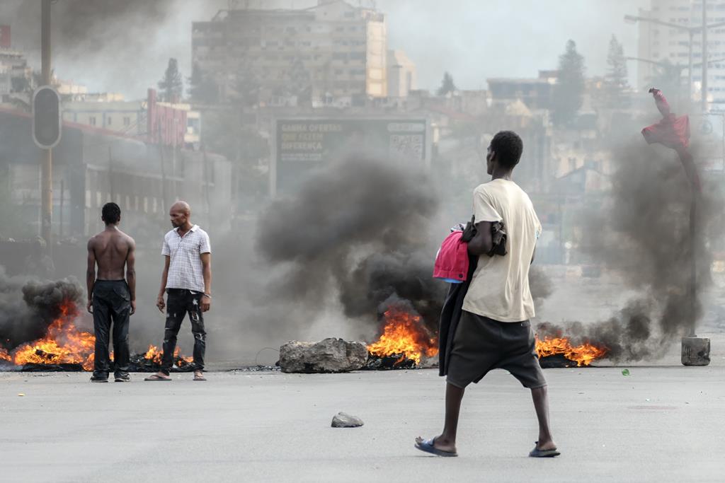 Caos em Moçambique: População Forma Milícias para Defender os Bairros