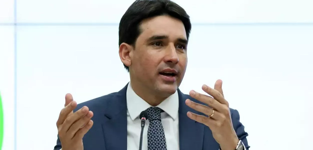 Ministro Pressiona Cade para Aprovação da Fusão entre Azul e Gol: Impactos no Setor Aéreo