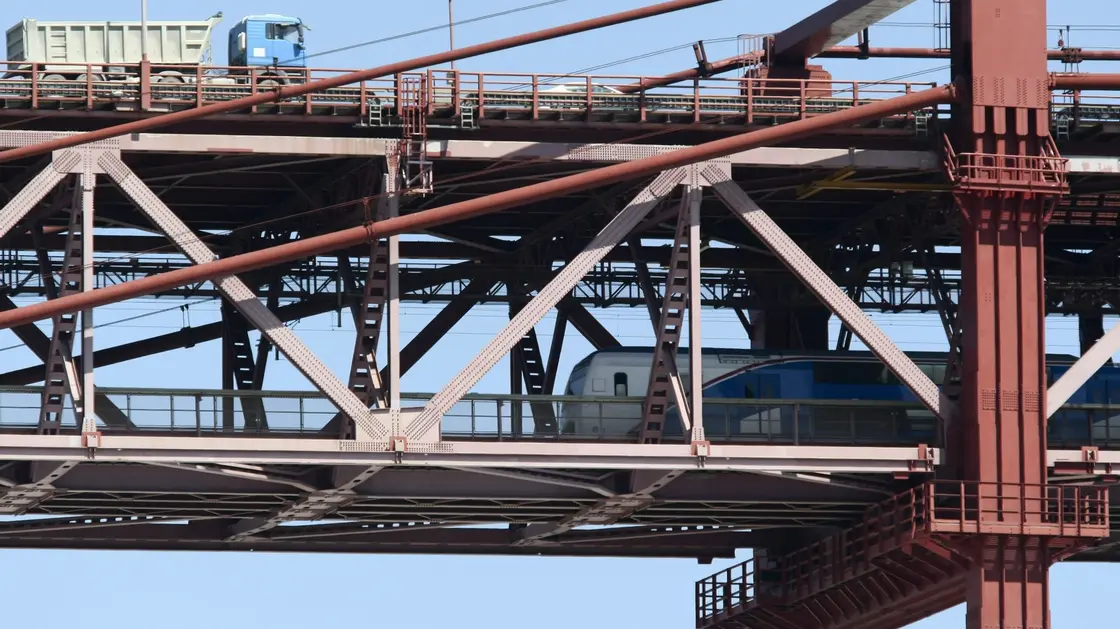 Circulação de Comboios na Ponte 25 de Abril Retomada com Atrasos Após “Intrusão” no Tabuleiro Ferroviário